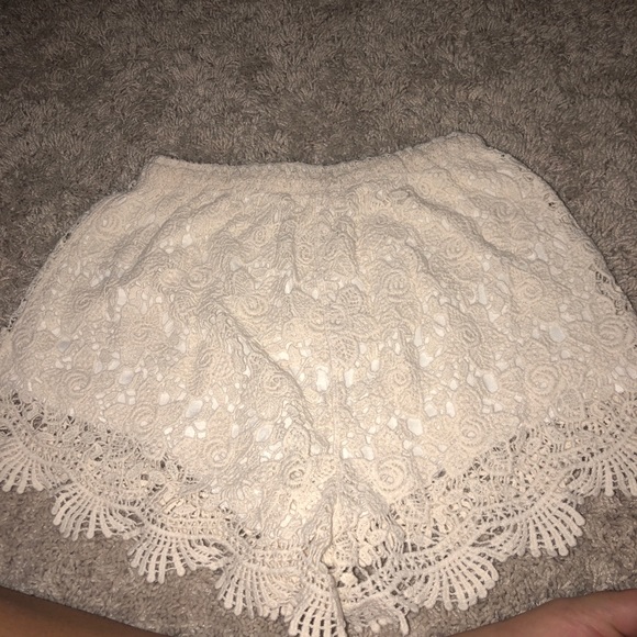 Cream scaffolded shorts - Picture 1 of 1